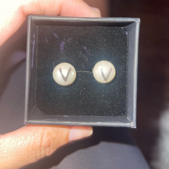Double pearl v - earrings - Picture 1 of 3